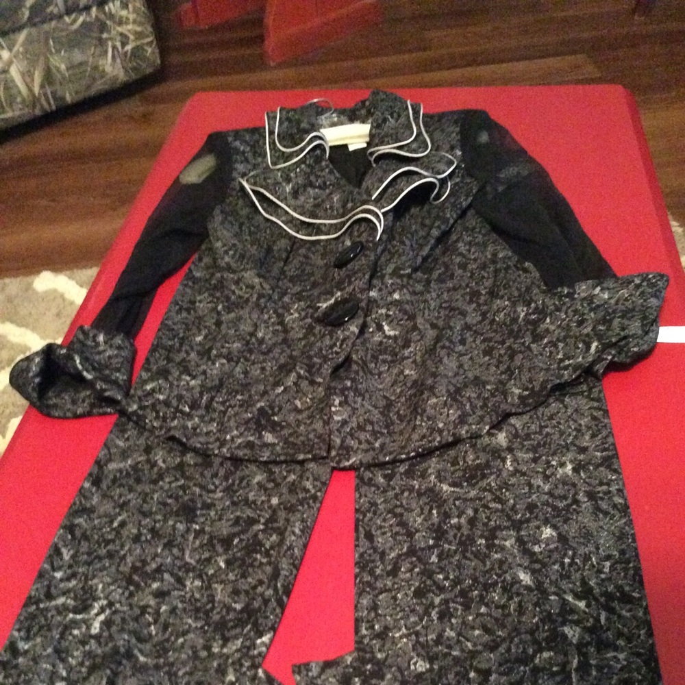 NWT Design Today’s medium pants suit